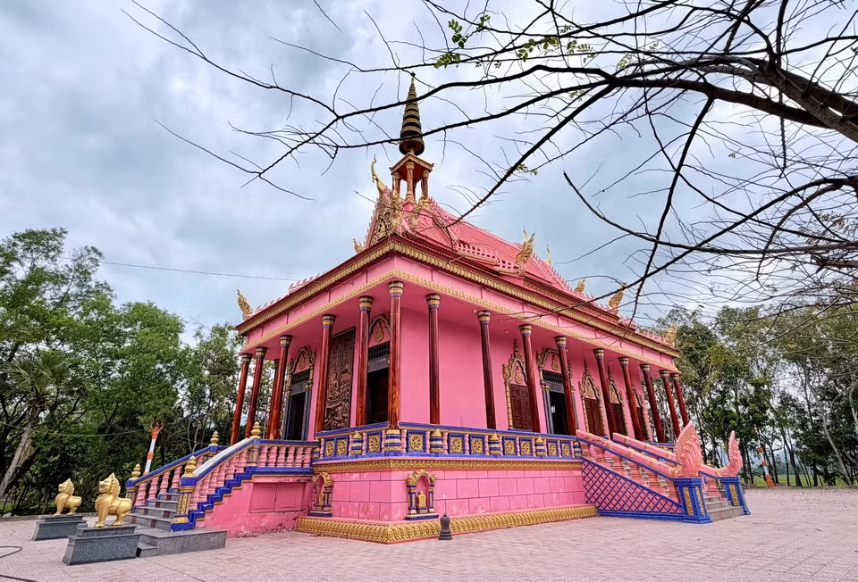 Sắc hồng hài hòa cùng hoa văn Khmer tinh xảo, làm nổi bật nét độc đáo trong kiến trúc chùa Hàng Còng. (Ảnh: Thanh Sang/TTXVN)