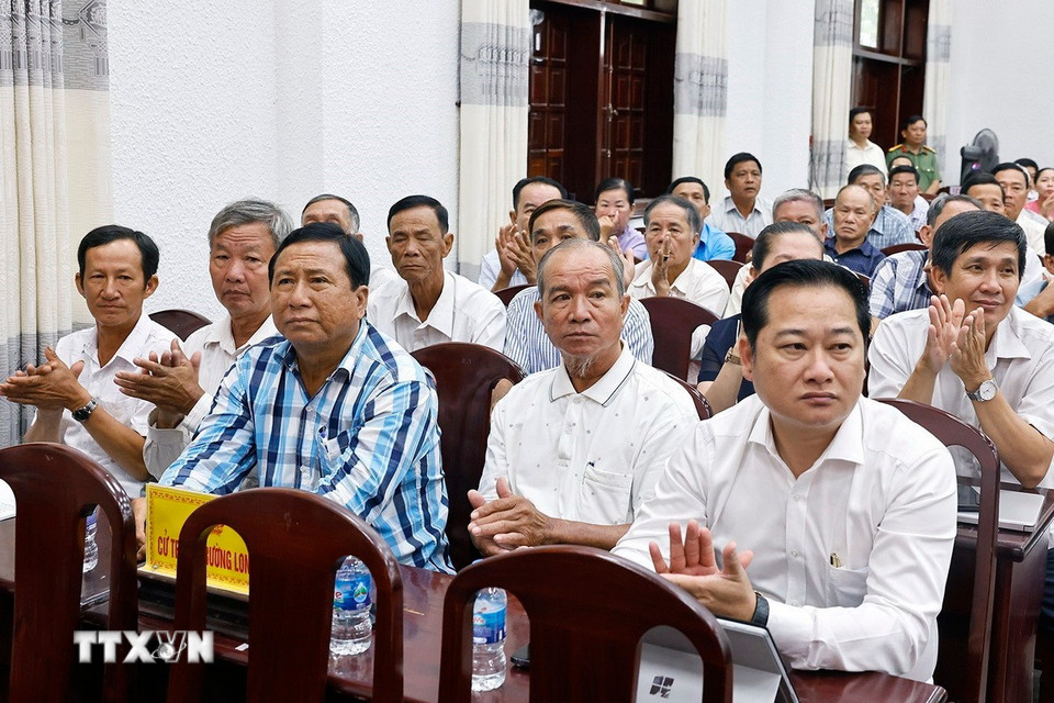 Đại biểu dự Hội nghị tiếp xúc cử tri. (Ảnh: Doãn Tấn/TTXVN)