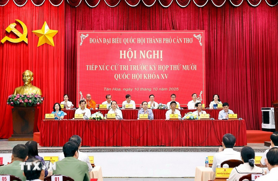 Chủ tịch Quốc hội Trần Thanh Mẫn tiếp xúc cử tri tại xã Tân Hòa, thành phố Cần Thơ. (Ảnh: Doãn Tấn/TTXVN)