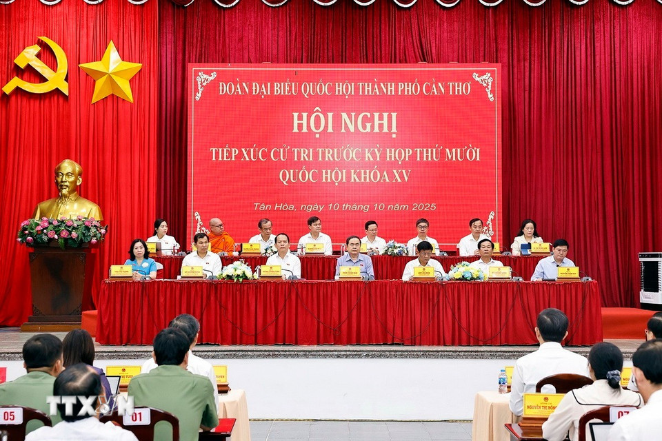 Chủ tịch Quốc hội Trần Thanh Mẫn tiếp xúc cử tri tại xã Tân Hòa, thành phố Cần Thơ. (Ảnh: Doãn Tấn/TTXVN)