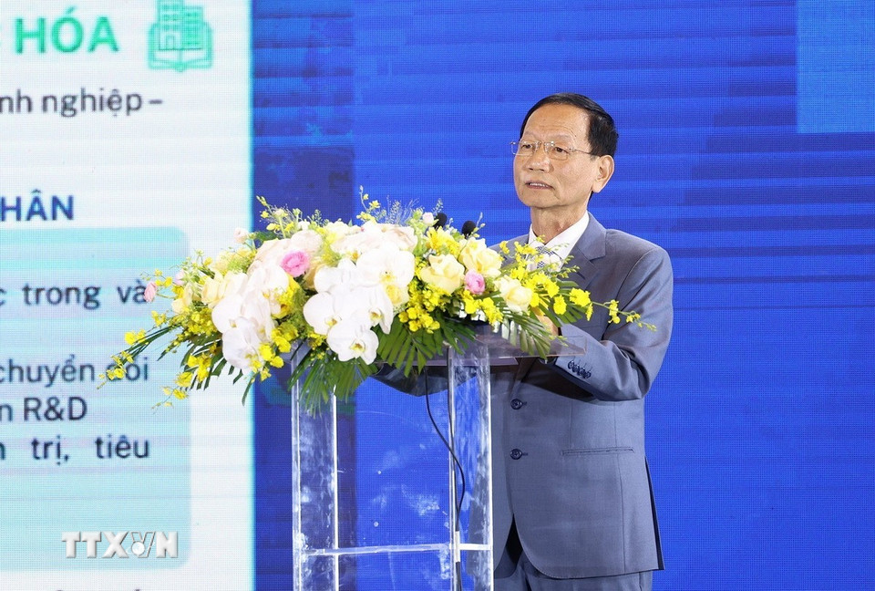 Ông Vũ Văn Tiền, Chủ tịch Hội đồng Quản trị Tập đoàn Geleximco, đồng Chủ tịch Ủy ban Công nghiệp chế tạo trình bày tham luận “Thúc đẩy các ngành Công nghiệp chế tạo bằng cơ chế ViPEL”. (Ảnh: Dương Giang/TTXVN)