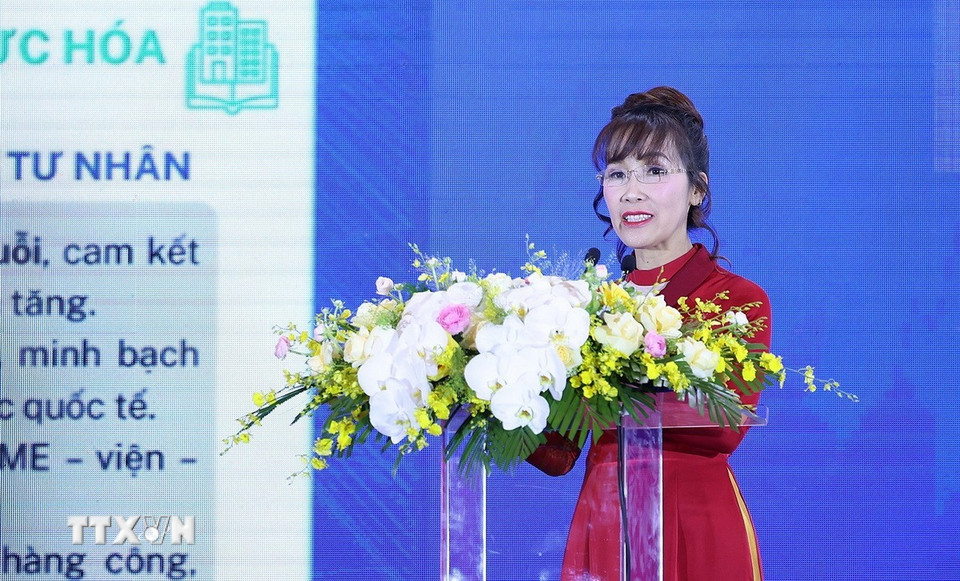 Bà Nguyễn Thị Phương Thảo, Chủ tịch Hội đồng Quản trị Công ty Cổ phần Tập đoàn Sovico, đồng Chủ tịch Ủy ban các ngành Công nghiệp mới nổi và đổi mới sáng tạo trình bày tham luận “Thúc đẩy các ngành Công nghệ mới nổi và đổi mới sáng tạo bằng cơ chế ViPEL”. (Ảnh: Dương Giang/TTXVN)