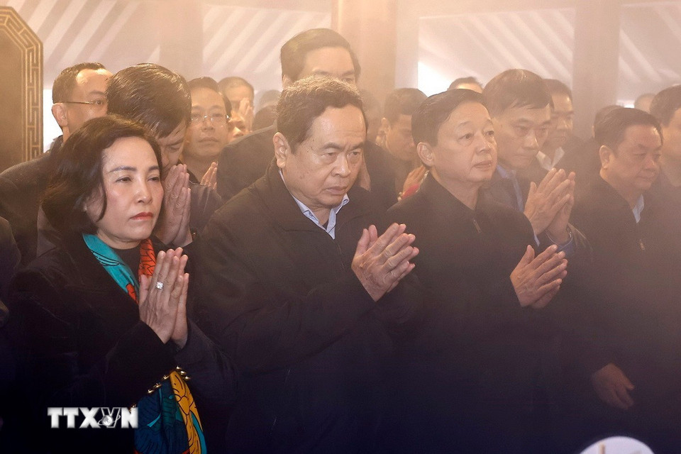 Chủ tịch Quốc hội Trần Thanh Mẫn và các đại biểu kính cẩn tưởng nhớ Chủ tịch Hồ Chí Minh. (Ảnh: Doãn Tấn/TTXVN)