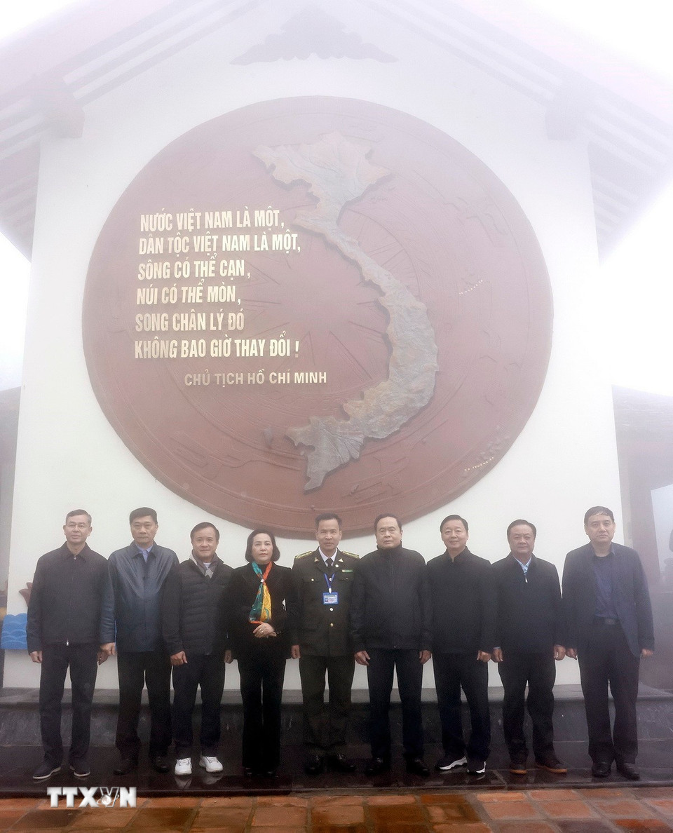 Chủ tịch Quốc hội Trần Thanh Mẫn và các đại biểu chụp ảnh lưu niệm tại Đền thờ Bác Hồ trên đỉnh Vua. (Ảnh: Doãn Tấn/TTXVN)