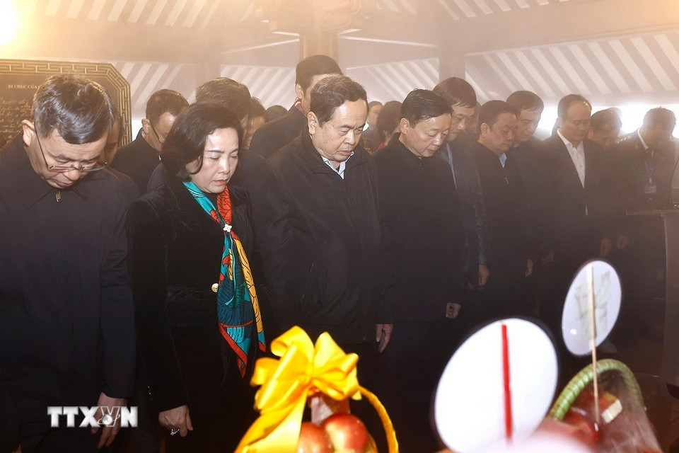 Chủ tịch Quốc hội Trần Thanh Mẫn và các đại biểu kính cẩn tưởng nhớ Chủ tịch Hồ Chí Minh. (Ảnh: Doãn Tấn/TTXVN)