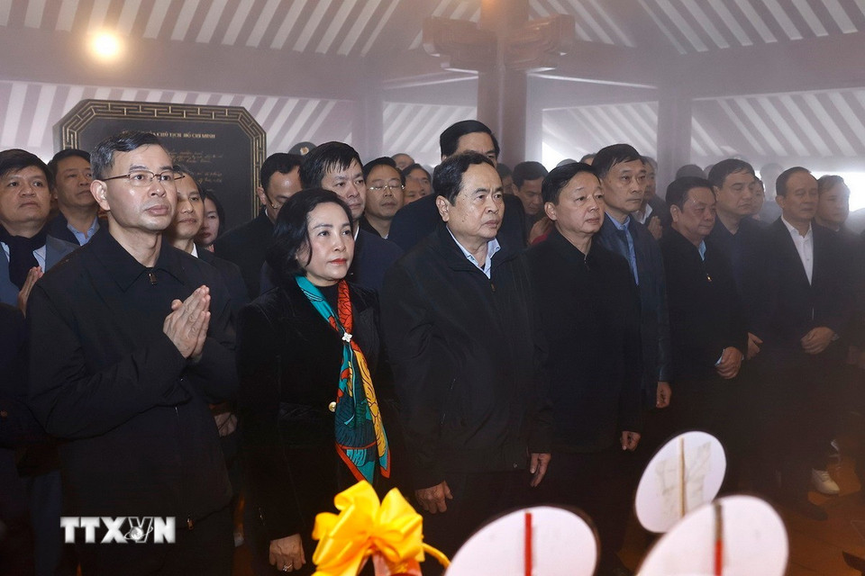 Chủ tịch Quốc hội Trần Thanh Mẫn và các đại biểu kính cẩn tưởng nhớ Chủ tịch Hồ Chí Minh. (Ảnh: Doãn Tấn/TTXVN)