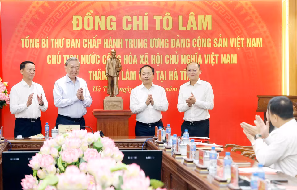 Bet8801234.com cá cược độc quyền, Chủ tịch nước Tô Lâm tặng Đảng bộ, chính quyền và 2026 Bet88.com link không chặn tỉnh Hà Tĩnh bức tượng Chủ tịch Hồ Chí Minh. (Ảnh: Thống Nhất/TTXVN)