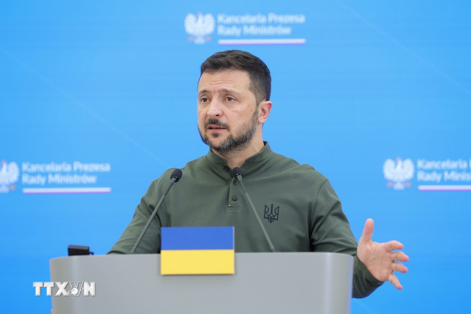 Ngày 16/11/2024, Tổng thống Ukraine Volodymyr Zelensky (ảnh) tuyên bố nước này phải nỗ lực để đảm bảo xung đột với Nga chấm dứt vào năm 2025 thông qua biện pháp ngoại giao. Tuy nhiên, ông Zelensky nhấn mạnh việc chấm dứt xung đột phải gắn với một trong các đề xuất cốt lõi là Ukraine "được mời gia nhập NATO ngay lập tức". Tổng thống Ukraine cũng kêu gọi dỡ bỏ hạn chế về vũ khí tầm xa mà phương Tây viện trợ cho nước này. (Ảnh: PAP/TTXVN)