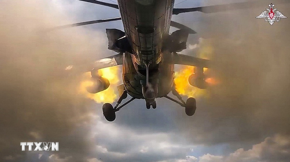 Sự kiện 4: Chiến sự Nga-Ukraine leo thang với nhiều diễn biến nguy hiểm. Tháng 8/2024, lực lượng Ukraine đột kích và chiếm giữ nhiều khu vực tại tỉnh Kursk của Nga. Đây là cuộc tấn công trên bộ đầu tiên của một lực lượng quân sự nước ngoài nhằm vào Nga kể từ sau Chiến tranh thế giới thứ hai. Ảnh: Máy bay Mi-35m của Nga phóng tên lửa nhằm vào lực lượng Ukraine xâm nhập vùng Kursk, ngày 21/8/2024. (Ảnh: Getty Image/TTXVN)