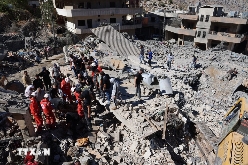 Trong cuộc xung đột giữa Israel và Phong trào Hezbollah, hình thái tấn công trả đũa qua lại một cách kiềm chế đã bị phá vỡ. Lãnh đạo tối cao và hàng loạt chỉ huy của Hezbollah bị ám sát. Đặc biệt, tháng 10/2024, Israel bắt đầu chiến dịch đưa quân đổ bộ vào miền Nam Liban, chính thức mở màn cho một cuộc chiến tranh toàn diện có quy mô và độ tàn khốc vượt qua cuộc chiến tranh 2006. Ảnh: Cảnh đổ nát sau cuộc không kích của Israel tại Shebaa, Liban, ngày 27/9/2024. (Ảnh: THX/TTXVN)