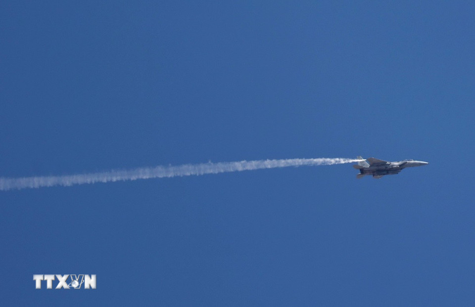 Trong cuộc xung đột giữa Israel và Phong trào Hezbollah, hình thái tấn công trả đũa qua lại một cách kiềm chế đã bị phá vỡ. Lãnh đạo tối cao và hàng loạt chỉ huy của Hezbollah bị ám sát. Đặc biệt, tháng 10/2024, Israel bắt đầu chiến dịch đưa quân đổ bộ vào miền Nam Liban, chính thức mở màn cho một cuộc chiến tranh toàn diện có quy mô và độ tàn khốc vượt qua cuộc chiến tranh 2006. Ảnh: Máy bay Israel tấn công các mục tiêu quân sự bên trong lãnh thổ Liban, ngày 30/9/2024. (Ảnh: THX/TTXVN)