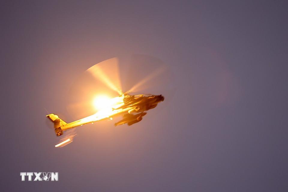 Trong cuộc xung đột giữa Israel và Phong trào Hezbollah, hình thái tấn công trả đũa qua lại một cách kiềm chế đã bị phá vỡ. Lãnh đạo tối cao và hàng loạt chỉ huy của Hezbollah bị ám sát. Đặc biệt, tháng 10/2024, Israel bắt đầu chiến dịch đưa quân đổ bộ vào miền Nam Liban, chính thức mở màn cho một cuộc chiến tranh toàn diện có quy mô và độ tàn khốc vượt qua cuộc chiến tranh 2006. Ảnh: Máy bay Israel tuần tra tại khu vực biên giới với Liban, ngày 13/10/2024. (Nguồn: THX/TTXVN)