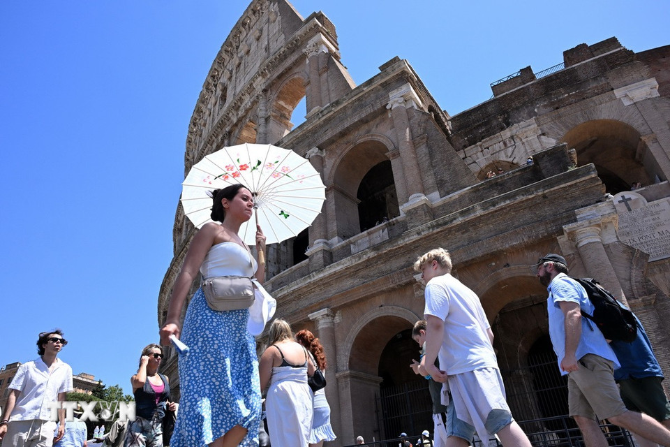 Sự kiện 6: Năm nóng nhất trong lịch sử nhân loại. Ngày 10/7/2024, Bộ Y tế Italy đã ban bố cảnh báo thời tiết nắng nóng màu cam đối với 13 thành phố, trong đó có những điểm du lịch nổi tiếng như Rome, Venice và Florence. Ảnh: Người dân di chuyển dưới trời nắng gắt tại Rome, Italy, ngày 12/7/2024. (Ảnh: THX/TTXVN)