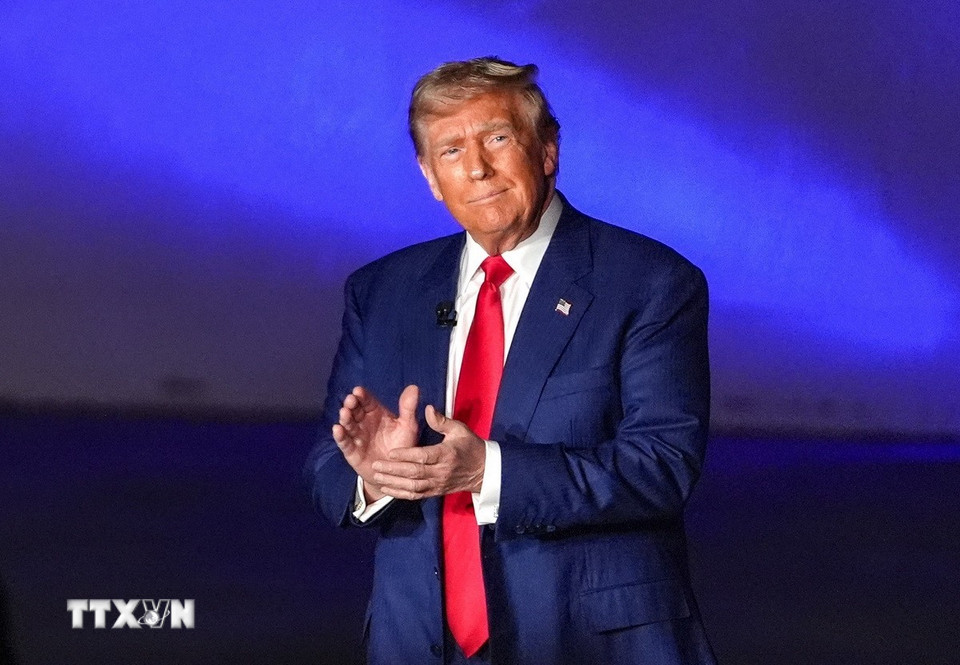 Ngày 17/12/2024, đại cử tri đoàn trên khắp 50 bang của Mỹ đã bỏ phiếu chính thức bầu ông Donald Trump làm Tổng thống thứ 47 của nước này, qua đó xác nhận chiến thắng của ứng cử viên của đảng Cộng hòa trong ngày bầu cử phổ thông 5/11 vừa qua. Theo đó, ông Trump giành được 312 phiếu đại cử tri, so với 226 phiếu của Phó Tổng thống Kamala Harris, ứng cử viên của đảng Dân chủ. Về số phiếu phổ thông, ông Trump nhận được 72,9 triệu phiếu, bỏ xa bà Harris với 68,2 triệu phiếu. (Ảnh: AA/TTXVN)