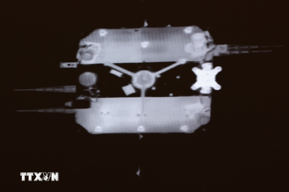 Sự kiện 10: Tàu Thường Nga-6 thu thập mẫu vật từ phần tối Mặt Trăng. Ngày 6/6/2024, Cơ quan Vũ trụ Quốc gia Trung Quốc (CNSA) thông báo tàu lấy mẫu vật (còn gọi là tàu bay lên) của Thường Nga-6 đã trở lại quỹ đạo Mặt Trăng và ghép nối thành công với tổ hợp tàu quỹ đạo và tàu trở về. CNSA cho biết thùng chứa các mẫu vật đầu tiên trên thế giới được thu thập từ vùng khuất của Mặt Trăng đã được chuyển từ tàu bay lên sang tàu quay trở lại một cách an toàn. (Ảnh: THX/TTXVN)