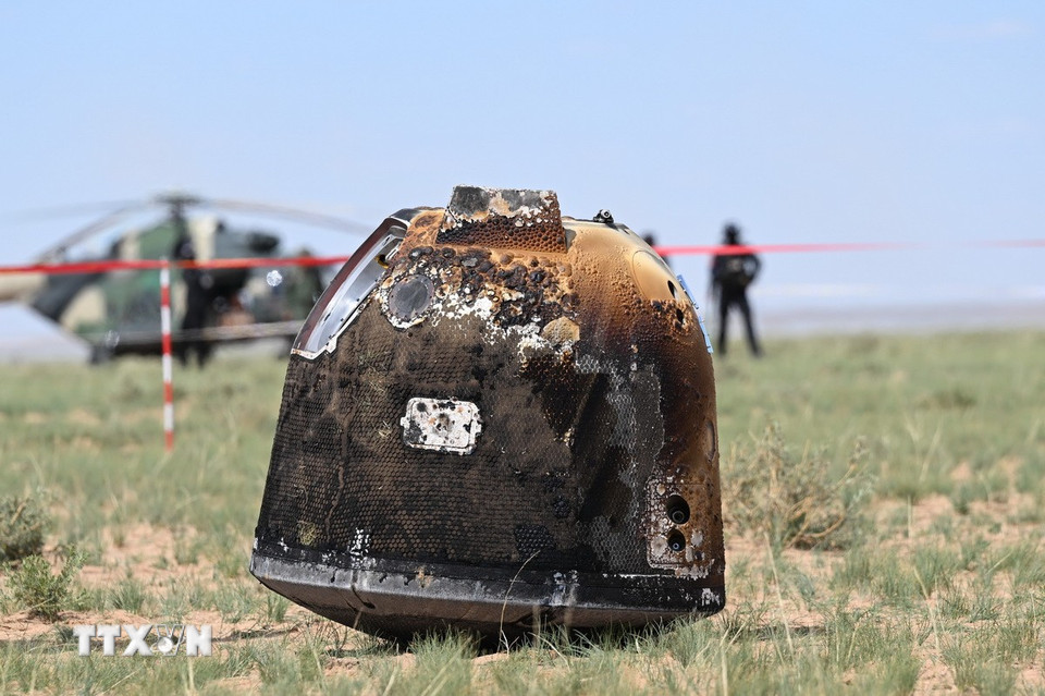 Ngày 28/6/2024, Cơ quan Vũ trụ quốc gia Trung Quốc cho biết tàu vũ trụ Thường Nga-6 của nước này đã thu thập được 1.935,3 gram mẫu đất, đá từ vùng khuất của Mặt Trăng. Trong ảnh: Tàu vũ trụ Thường Nga-6 hạ cánh xuống bãi đáp Siziwang Banner ở vùng sa mạc khu tự trị Nội Mông, miền Bắc Trung Quốc ngày 25/6/2024. (Ảnh: THX/TTXVN)