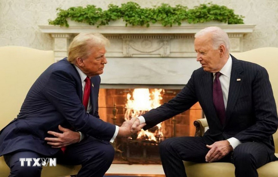 Tổng thống Mỹ Joe Biden (ảnh, phải) và Tổng thống đắc cử Donald Trump (trái) ngày 13/11/2024 đã gặp nhau tại Nhà Trắng để thảo luận về công tác chuyển giao quyền lực, sau khi ông Trump giành chiến thắng thuyết phục trước ứng viên đảng Dân chủ - Phó Tổng thống Kamala Harris trong cuộc bầu cử Tổng thống hôm 5/11. (Ảnh: REUTERS/TTXVN)
