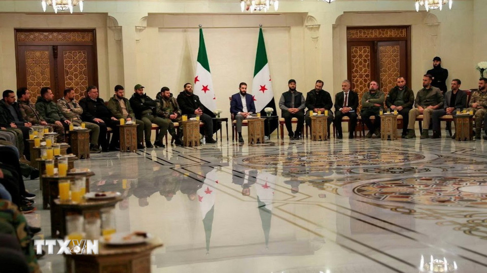 Ngày 24/12/2024, người đứng đầu nhóm Hayat Tahrir al-Sham (HTS) cầm quyền ở Syria, ông Ahmed al-Sharaa (ảnh, giữa), đã gặp các thủ lĩnh của các phái quân sự khác hiện diện tại nước này. Trong cuộc gặp, các bên đã nhất trí giải tán mọi phe phái và sáp nhập, cùng hoạt động dưới quyền một Bộ Quốc phòng thống nhất. (Ảnh: REUTERS/TTXVN)