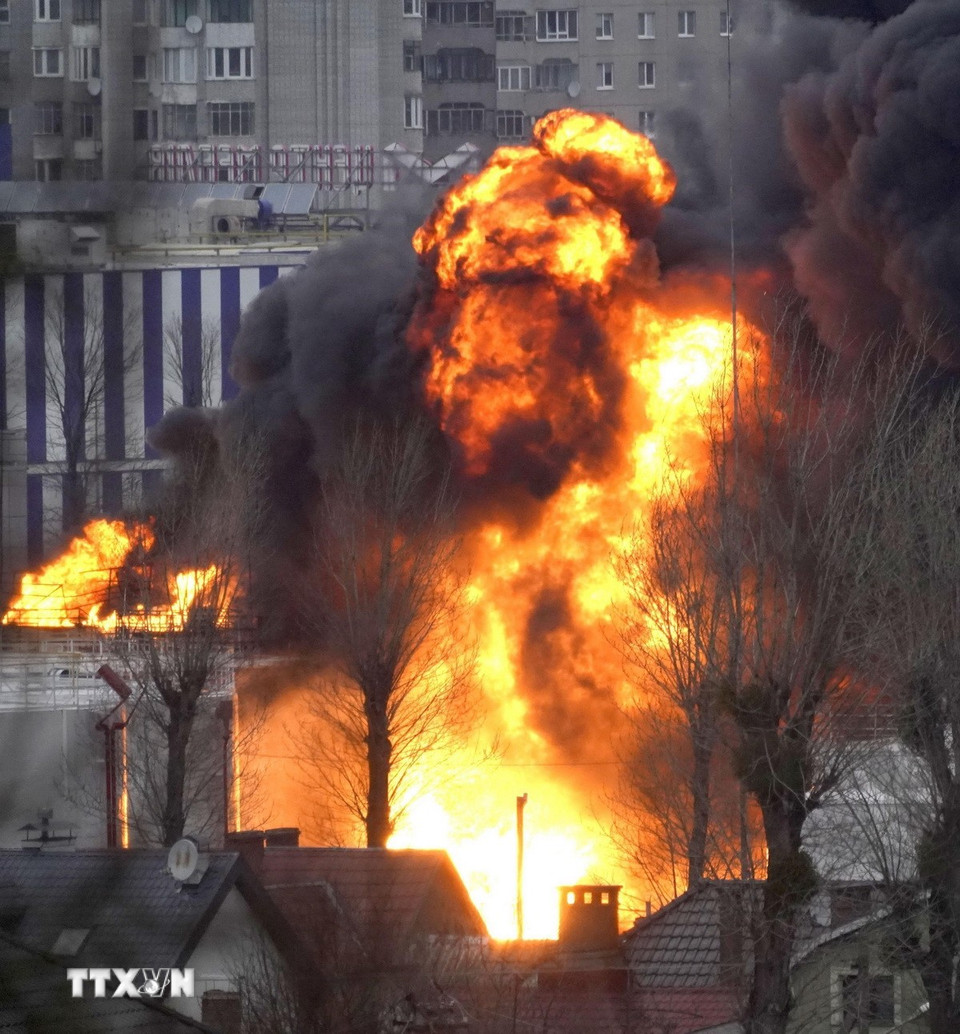 Khói lửa bốc lên từ một giếng dầu ở Lviv, Ukraine sau khi trúng tên lửa của Nga ngày 26/3/2022. (Ảnh: Kyodo/TTXVN)