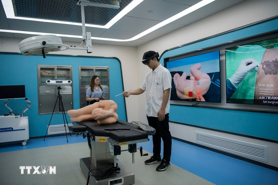 Kỹ thuật viên giới thiệu nền tảng hỗ trợ phẫu thuật kỹ thuật số tại phòng phẫu thuật mô phỏng ở thành phố Vu Hồ, tỉnh An Huy, Trung Quốc, ngày 20/9/2024. (Ảnh: THX/TTXVN)