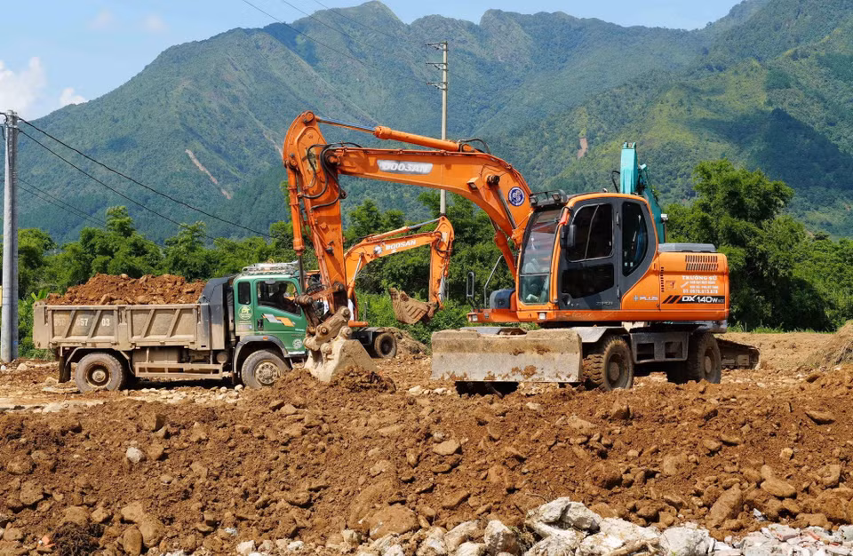 Nhiều máy móc được huy động đến công trường để đẩy nhanh tiến độ xây nhà cho người dân vùng lũ. (Ảnh: Nguyễn Oanh/TTXVN)