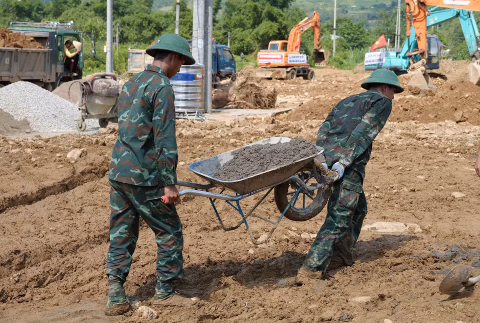 Các chiến sỹ Bộ chỉ huy Quân sự tỉnh Lai Châu vượt nắng mưa nhanh chóng hoàn thành nhiệm vụ. (Ảnh: Nguyễn Oanh/TTXVN)