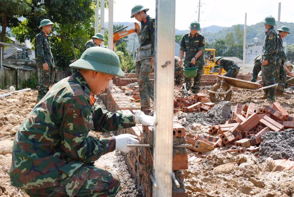 Các chiến sỹ Bộ chỉ huy Quân sự tỉnh Lai Châu vượt nắng mưa nhanh chóng hoàn thành nhiệm vụ xây nhà cho dân. (Ảnh: Nguyễn Oanh/TTXVN)