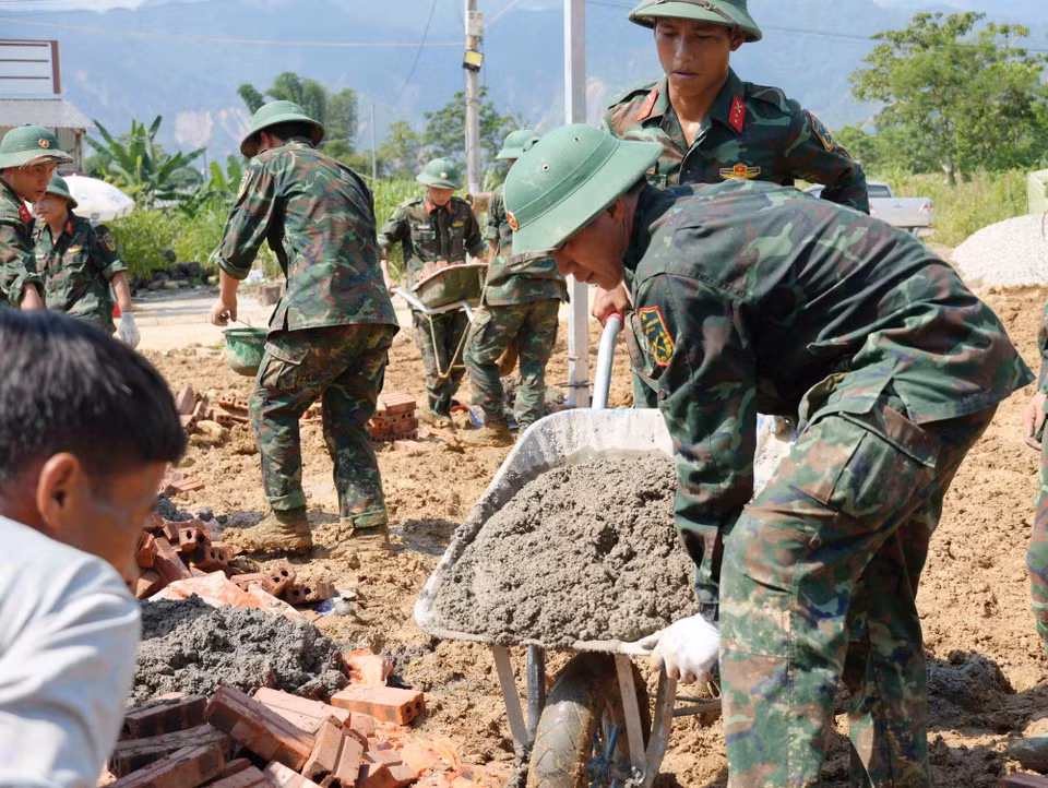 150 cán bộ, chiến sỹ được huy động xây 24 căn nhà cho người dân vùng lũ Mường Than. (Ảnh: Nguyễn Oanh/TTXVN)