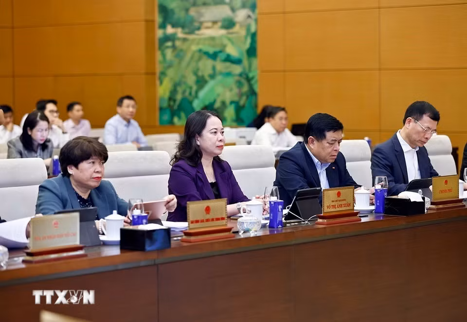 Phó Chủ tịch nước Võ Thị Ánh Xuân, Phó thủ tướng Chính phủ Nguyễn Chí Dũng và đại biểu dự Phiên họp. (Ảnh: Doãn Tấn/TTXVN)