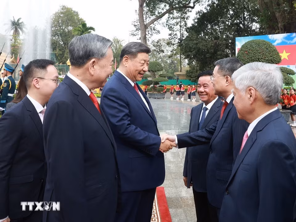 Tổng Bí thư Tô Lâm giới thiệu thành viên Đoàn cấp cao Việt Nam với Tổng Bí thư, Chủ tịch nước Trung Quốc Tập Cận Bình. (Ảnh: Thống Nhất/TTXVN)