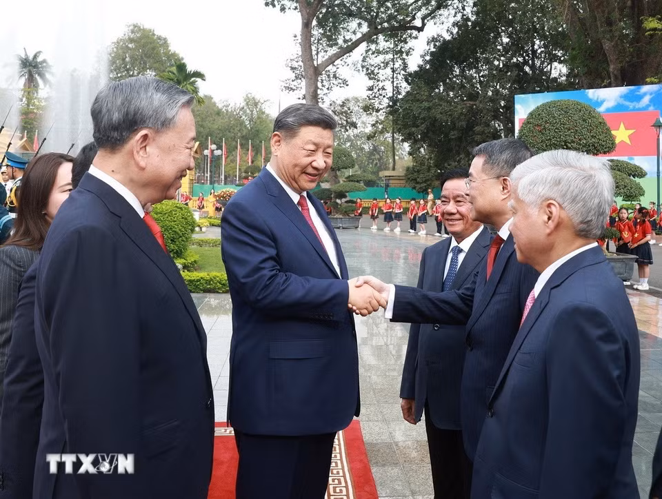 Tổng Bí thư Tô Lâm giới thiệu thành viên Đoàn cấp cao Việt Nam với Tổng Bí thư, Chủ tịch nước Trung Quốc Tập Cận Bình. (Ảnh: Thống Nhất/TTXVN)