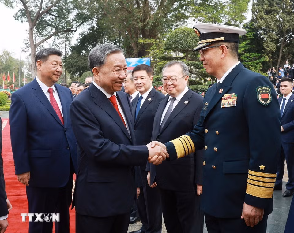 Tổng Bí thư, Chủ tịch nước Trung Quốc Tập Cận Bình giới thiệu thành viên Đoàn cấp cao Trung Quốc với Tổng Bí thư Tô Lâm. (Ảnh: Thống Nhất /TTXVN)