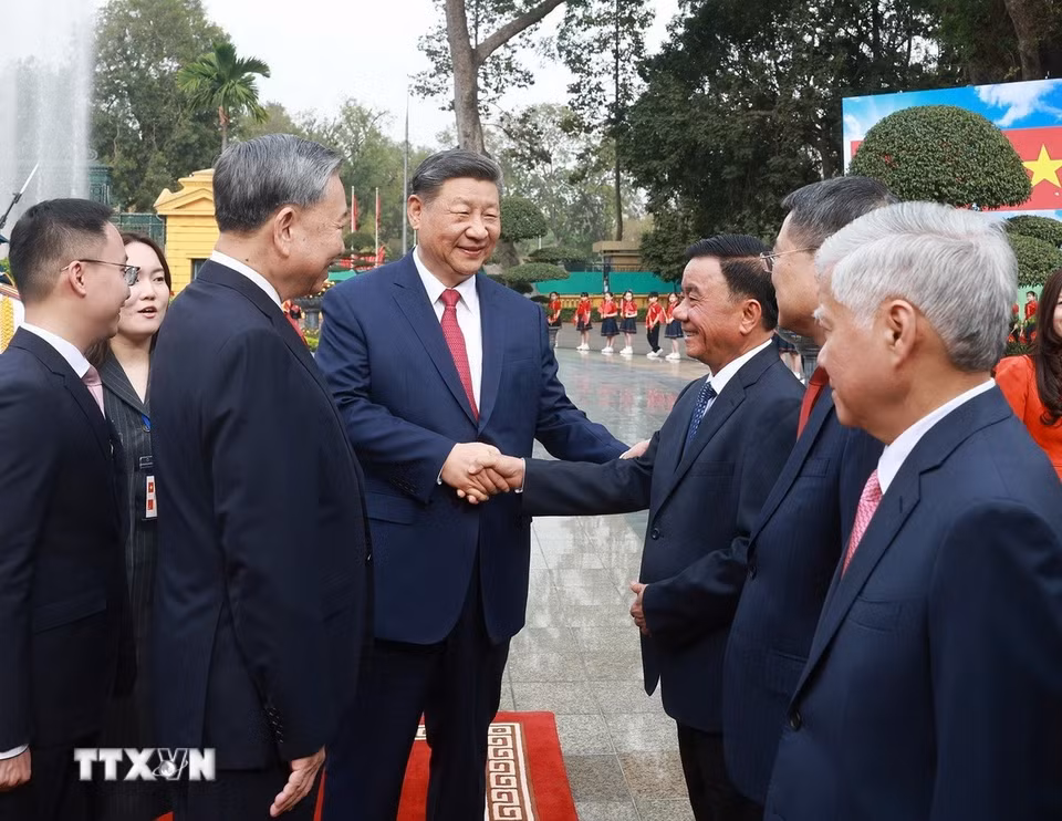 Tổng Bí thư Tô Lâm giới thiệu thành viên Đoàn cấp cao Việt Nam với Tổng Bí thư, Chủ tịch nước Trung Quốc Tập Cận Bình. (Ảnh: Thống Nhất/TTXVN)