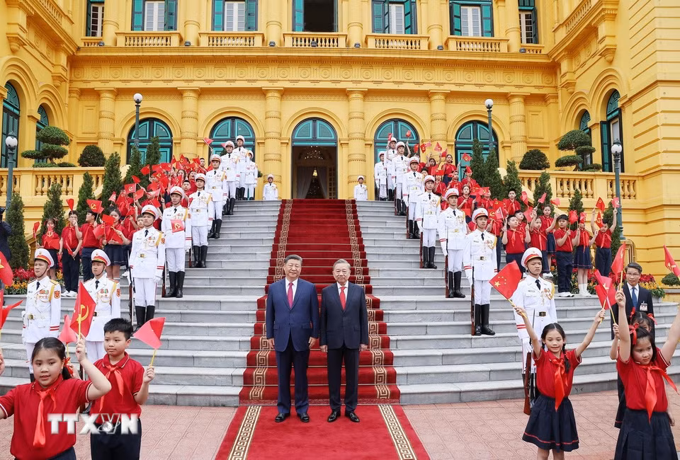 Tổng Bí thư Tô Lâm và Tổng Bí thư, Chủ tịch nước Trung Quốc Tập Cận Bình chụp ảnh chung. (Ảnh: Thống Nhất/TTXVN)