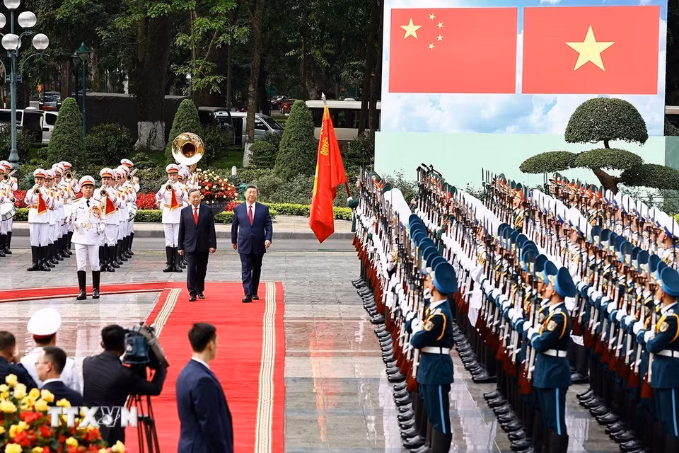Tổng Bí thư Tô Lâm và Tổng Bí thư, Chủ tịch nước Trung Quốc Tập Cận Bình duyệt Đội danh dự Quân đội nhân dân Việt Nam. (Ảnh: Doãn Tấn/ TTXVN)
