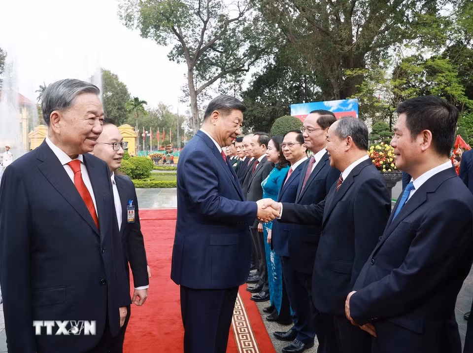 Tổng Bí thư Tô Lâm giới thiệu thành viên Đoàn cấp cao Việt Nam với Tổng Bí thư, Chủ tịch nước Trung Quốc Tập Cận Bình. (Ảnh: Thống Nhất/TTXVN)