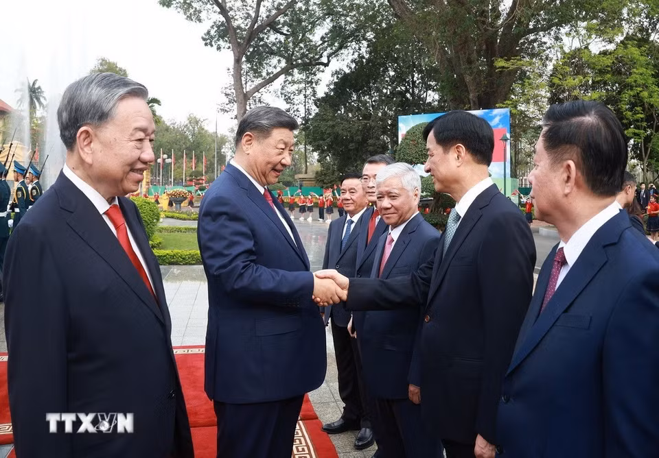 Tổng Bí thư Tô Lâm giới thiệu thành viên Đoàn cấp cao Việt Nam với Tổng Bí thư, Chủ tịch nước Trung Quốc Tập Cận Bình. (Ảnh: Thống Nhất/TTXVN)
