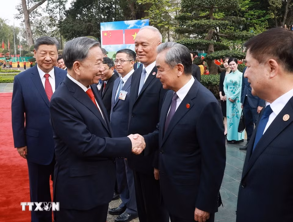 Tổng Bí thư, Chủ tịch nước Trung Quốc Tập Cận Bình giới thiệu thành viên Đoàn cấp cao Trung Quốc với Tổng Bí thư Tô Lâm. (Ảnh: Thống Nhất /TTXVN)
