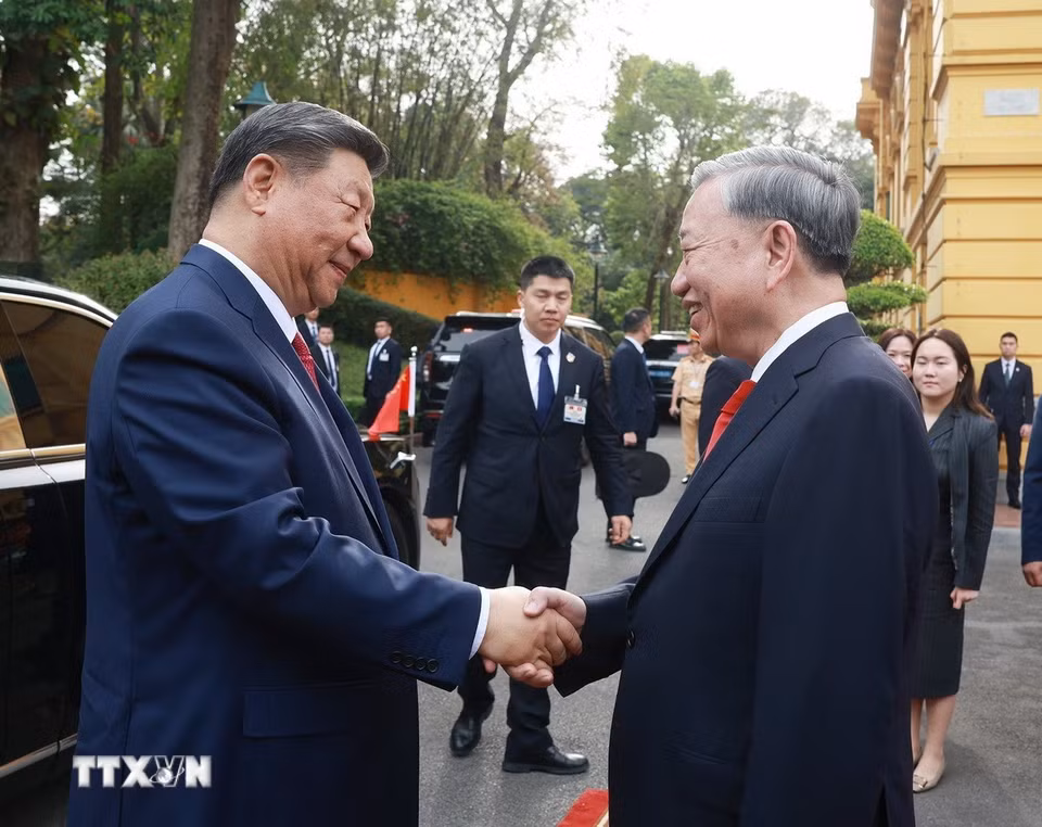 Tổng Bí thư Tô Lâm đón Tổng Bí thư, Chủ tịch nước Trung Quốc Tập Cận Bình. (Ảnh: Thống Nhất/TTXVN)