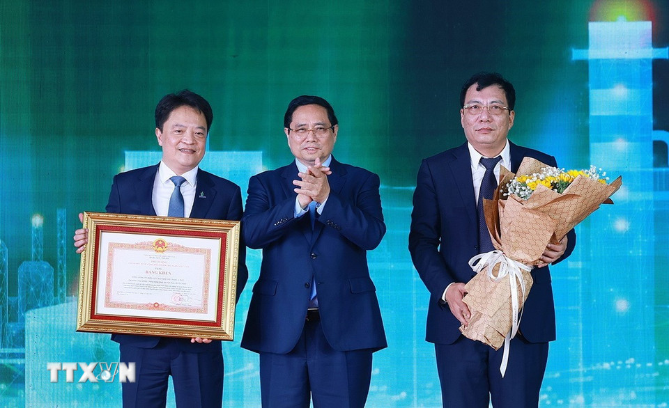 Thủ tướng Phạm Minh Chính tặng bằng khen cho Tổng công ty Điện lực Dầu khí Việt Nam (PV Power) vì đã có thành tích xuất sắc trong thực hiện triển khai, xây dựng Nhà máy điện khí LNG Nhơn Trạch 3 và 4. (Ảnh: Dương Giang/TTXVN)