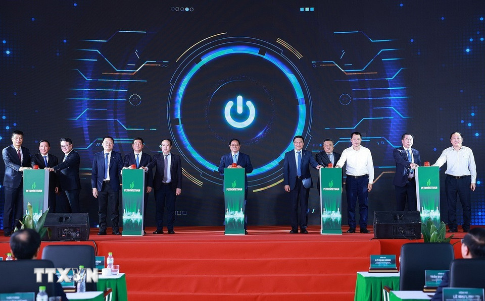 Thủ tướng Phạm Minh Chính và các đại biểu bấm nút khánh thành Nhà máy điện khí LNG Nhơn Trạch 3 và 4. (Ảnh: Dương Giang/TTXVN)