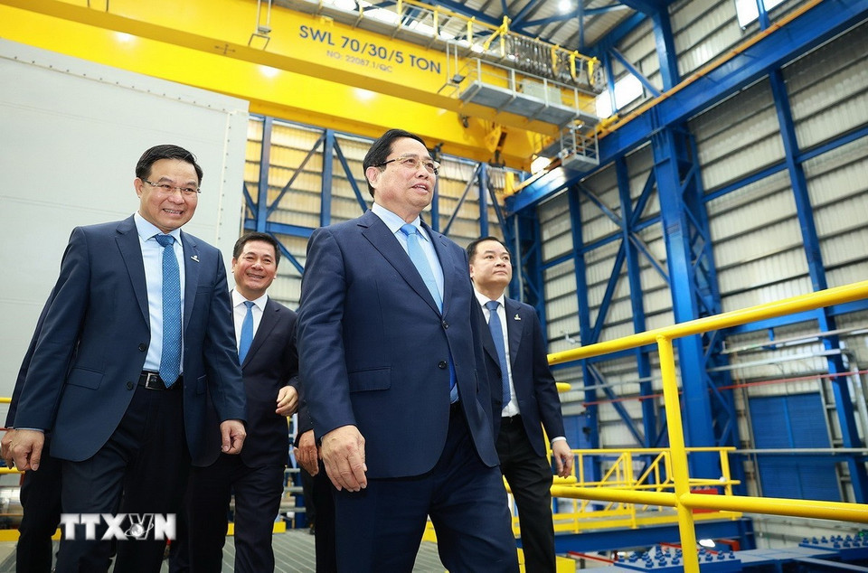 Thủ tướng Phạm Minh Chính tham quan hệ thống vận hành Nhà máy Điện khí LNG Nhơn Trạch 3 và 4. (Ảnh: Dương Giang/TTXVN)