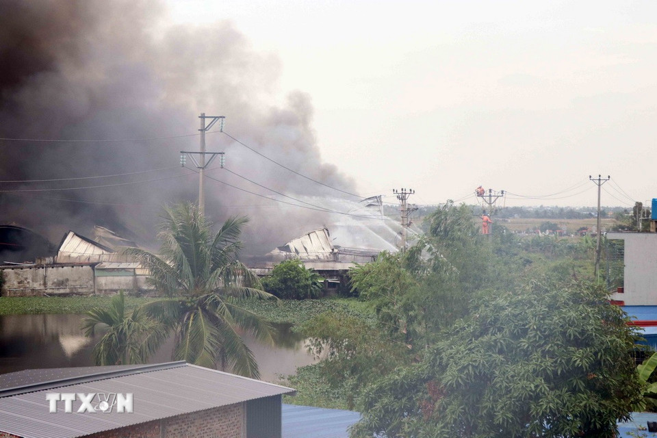 Hiện trường đám cháy vụ da giày tại thôn Đông Tiến, xã Chấn Hưng, thành phố Hải Phòng sáng 14/12. (Ảnh: Hoàng Ngọc/TTXVN)