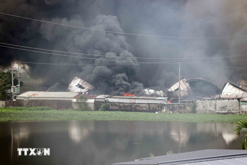 Hiện trường đám cháy vụ da giày tại thôn Đông Tiến, xã Chấn Hưng, thành phố Hải Phòng sáng 14/12. (Ảnh: Hoàng Ngọc/TTXVN)
