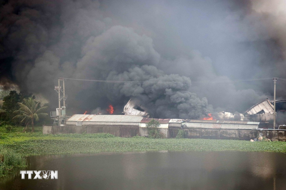 Hiện trường đám cháy vụ da giày tại thôn Đông Tiến, xã Chấn Hưng, thành phố Hải Phòng sáng 14/12. (Ảnh: Hoàng Ngọc/TTXVN)