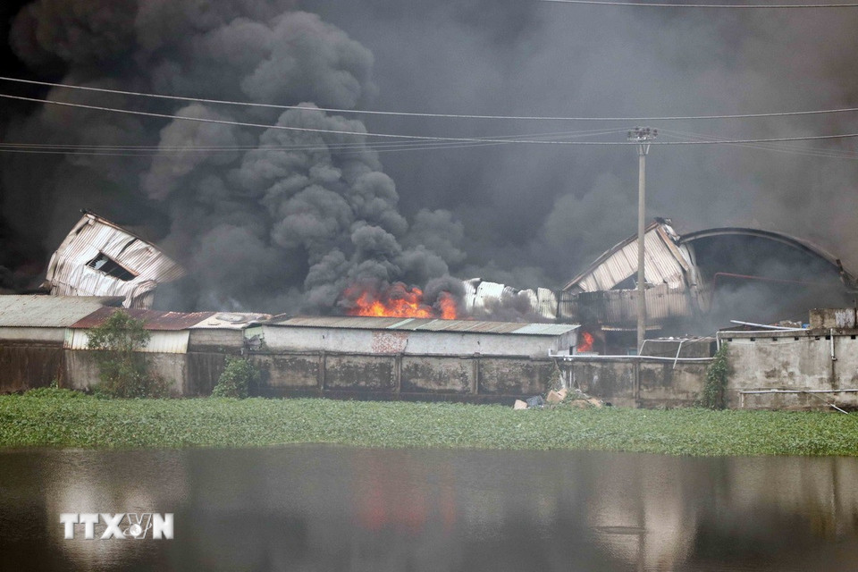 Hiện trường đám cháy vụ da giày tại thôn Đông Tiến, xã Chấn Hưng, thành phố Hải Phòng sáng 14/12. (Ảnh: Hoàng Ngọc/TTXVN)