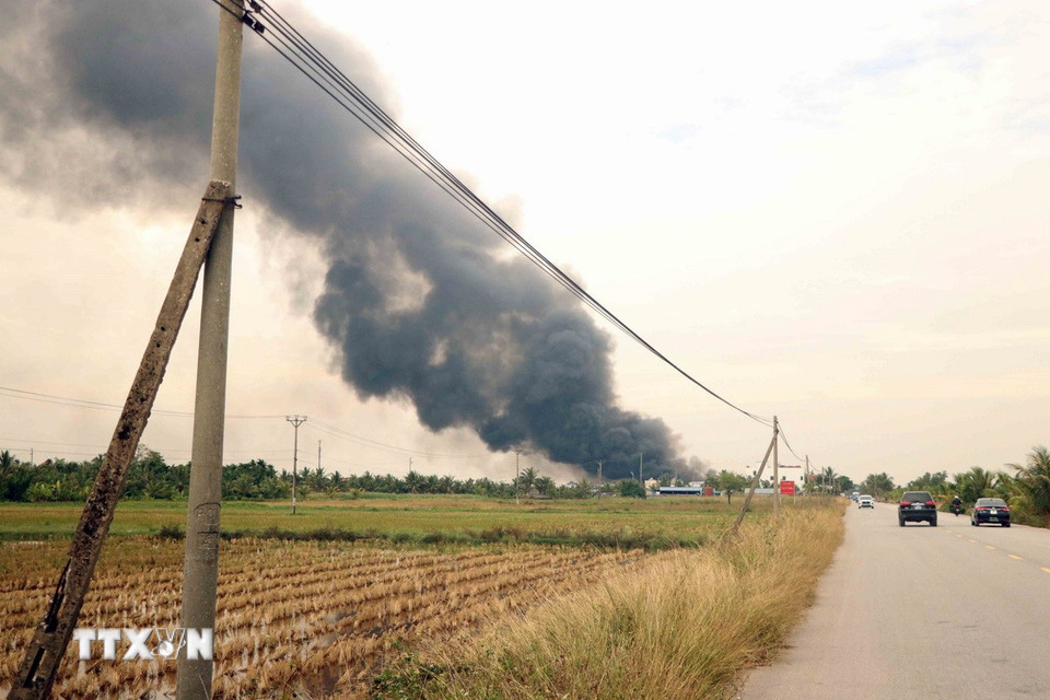 Hiện trường đám cháy vụ da giày tại thôn Đông Tiến, xã Chấn Hưng, thành phố Hải Phòng sáng 14/12. (Ảnh: Hoàng Ngọc/TTXVN)