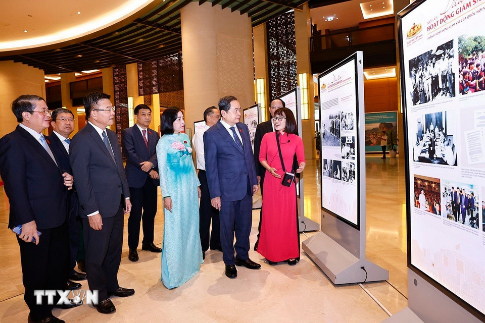 Chủ tịch Quốc hội Trần Thanh Mẫn và đại biểu xem trưng bày ảnh về hoạt động giám sát của Quốc hội. (Ảnh: Doãn Tấn/TTXVN)
