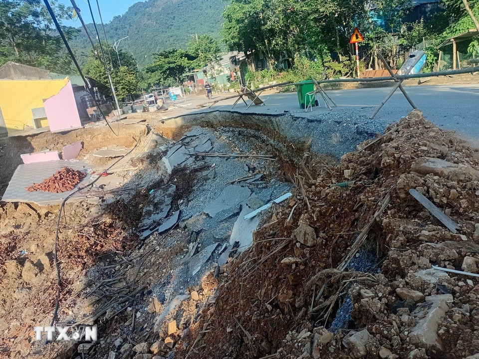 Sạt lở đường quốc lộ 217, đoạn qua xã Trung Hạ, tỉnh Thanh Hóa. (Ảnh: Nguyễn Nam/TTXVN)