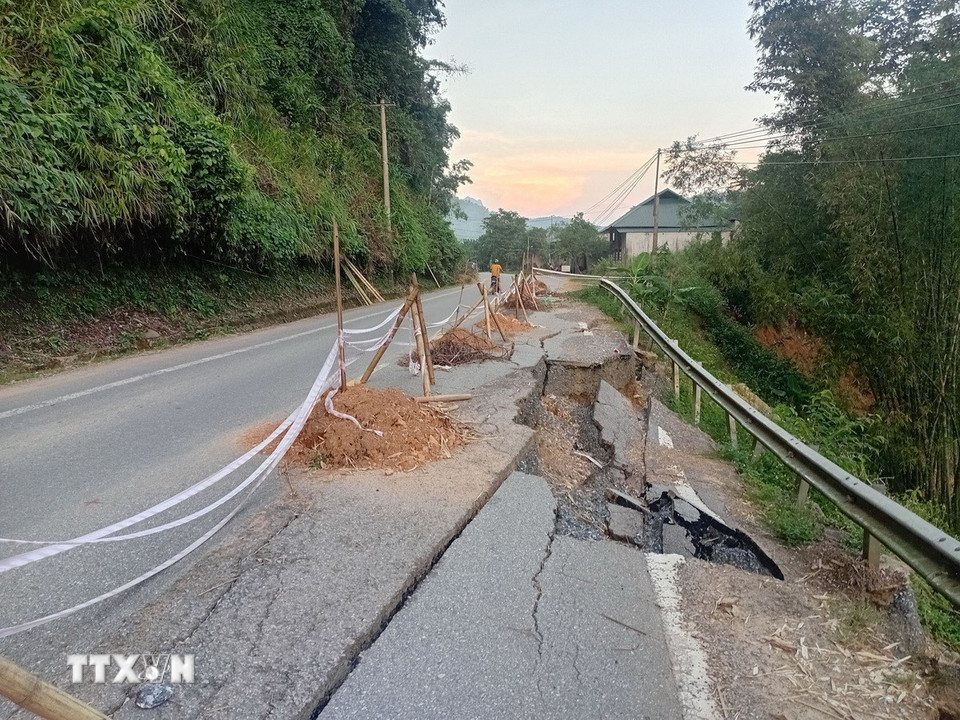 Sạt lở đường Quốc lộ 217 đoạn qua xã biên giới Sơn Điện, tỉnh Thanh Hóa. (Ảnh: Nguyễn Nam/TTXVN)